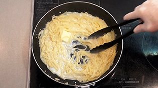 少し汁気を残してバターを加え、混ぜている