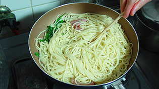 �S�̂��y���������킹�Ă���