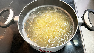 �X�p�Q�e�B��܂̕\�L���Ԃ��2��������łĂ���