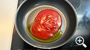 �t���C�p���ɃT���_���ƃg�}�g�P�`���b�v�����Ē��΂ɂ��A�P�`���b�v��2/3���炢�̗ʂɂȂ�܂��u�߂Ă���