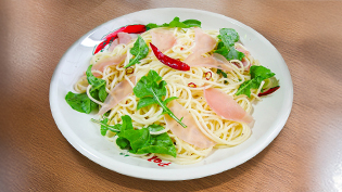 �M�ɐ����āA�c��̃��b�R���Ɛ��n�����U�炵��