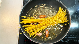 沸騰したらパスタを入れている