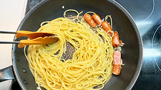 時間になったのでふたを取り、オリーブオイルを加え、混ぜながら水分を飛ばしている