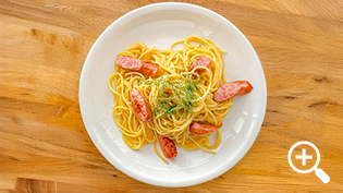器に盛り付けて、乾燥パセリを散らした
