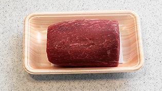 牛肉たたきの作り方:肉は冷蔵庫から取り出して常温に戻しておく