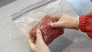 ビニール袋に肉、焼酎、にんにくと生姜のペーストを入れ、2〜3分もんだ後、7〜8分置いて下味をつける