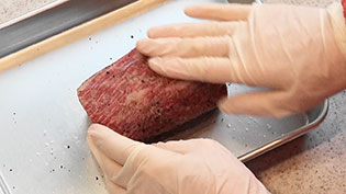 肉に塩・胡椒をすり込む