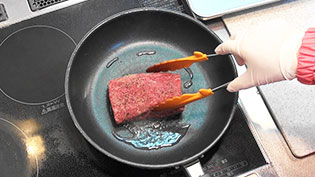 フライパンにサラダ油を入れて熱し、牛肉を入れる