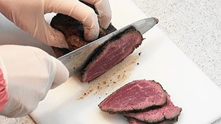 肉を端から4〜5mm厚さの薄切りにする