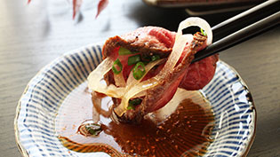 小皿にポン酢醤油を入れ、野菜と一緒につけて食べる