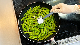 フライパンに枝豆と枝豆が浸からない程度の水と大さじ1杯の塩を入れる
