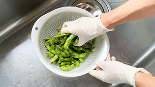 枝豆に塩をすりこんで産毛を取る