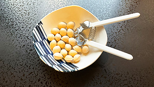 ��Ǌ���ŋ�ǂ̊k�Ƀq�r�����Ă���