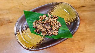 紅茶の葉をまぶしたくるみの飴炊き
