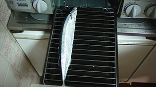 �T���}�͉Η͂̋����O�����̗��[�ɒu���ďĂ�