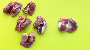 ���̂𔼕��ɐ؂�A������菜���Ă���