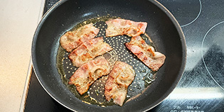 �t���C�p���ɃT���_�������Ē��΂ŔM���A�x�[�R�������ďł��ڂ����܂ŗ��ʂ��Ă��Ă���