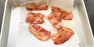 �x�[�R�����t���C�p��������o���ăL�b�`���y�[�p�[�̏�ɒu���ė]���Ȗ���؂��Ă���