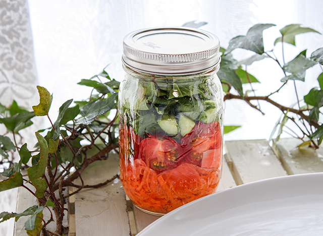 ����F�W���[�T���_�̍���