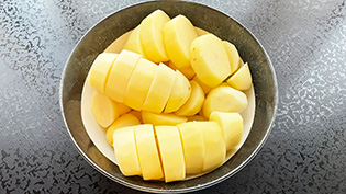 ���[�N�C�[���̔���ނ��A1�Z���`���ɃJ�b�g����