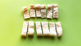 ���g���͏c�����ɐ؂��Ă���A1cm���ɐ؂���