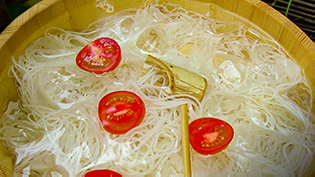 ���i���ɐ��ƕX�𒣂��Ă����߂�ƃg�}�g�𕂂��ׂė����������o���Ă���
