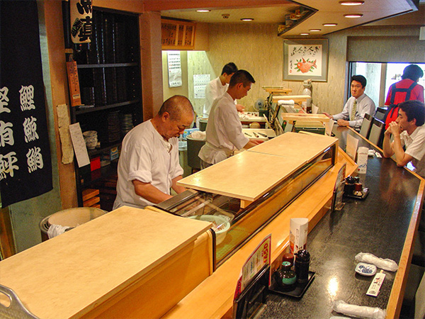 魚真の店内と大将