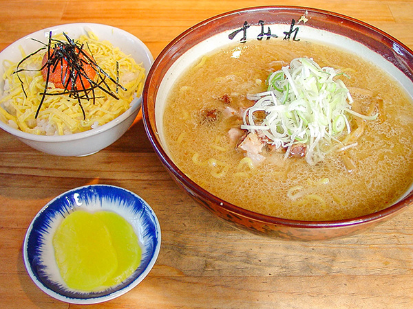 >味噌ラーメンとすみれ明太子ご飯