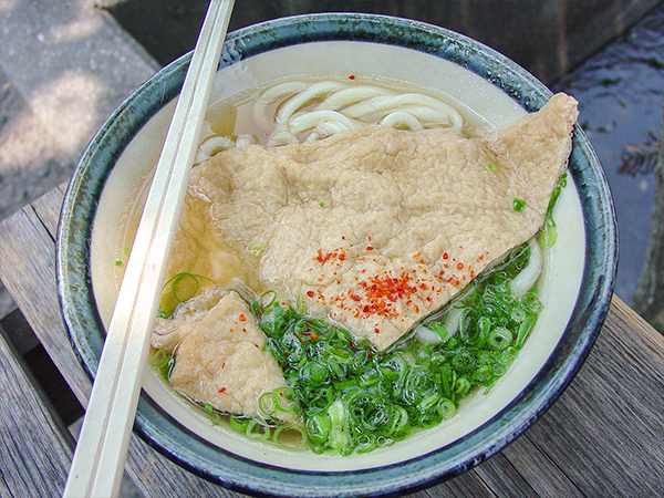 がもううどんの“温かけうどん”