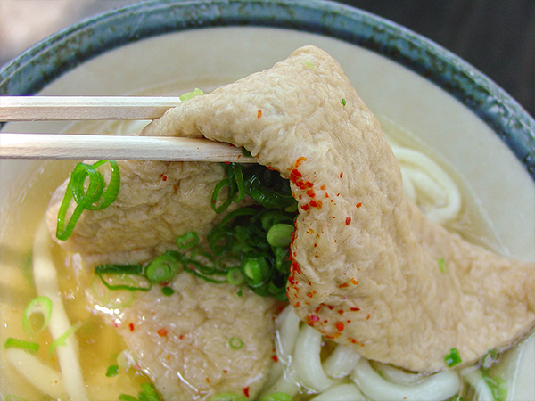 がもうの温かけうどんの大きなふっくらとした揚げ