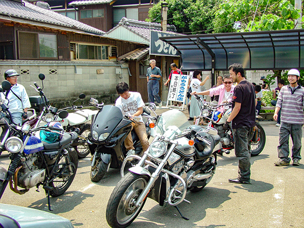 がもううどんはツーリングする若者たちでいつも一杯!