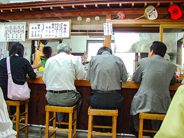 いろいろな客層で店内は一杯