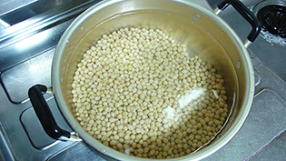 ���X�̍����F�O���ɑ哤���悭�􂢁A�����Ղ�̐��ɐZ���Ĉ�Ӓu��