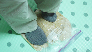 �哤������̃r�j�[���܂ɓ���đ��œ��݂Ԃ�