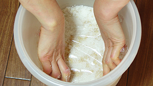 ���b�v�𖡑X�̕\�ʂɓ\��t���A��C�����Ȃ��悤�ɂ���