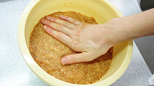 ���X�������ċ�C�𔲂��\�ʂ𕽂�ɂȂ炷