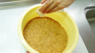 ���ʂɂ������X���ӂ��Ƃ�A�Ē��𐁂��t�����L�b�`���y�[�p�[�łӂ��Ă���