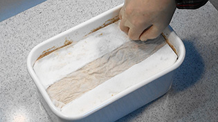 �ʂ����̕\�ʂɎ��^�I�������Ԃ��ė]���Ȑ������z������