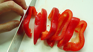 �p�v���J�͎����菜���A�c1cm���ɐ؂�