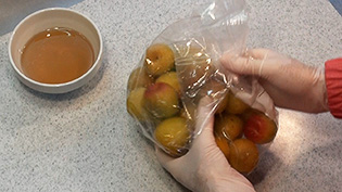 塩を加え、梅全体にからめている