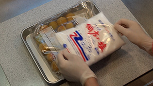 1kgの塩袋で重石をした