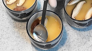 スプーンで茶碗蒸しのあわをすくいとる