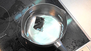 茶碗蒸しの作り方:鍋に600ccの水と昆布を入れて中火にかける