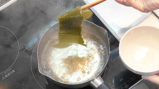 ゆっくり熱して沸騰直前に昆布を取り出す