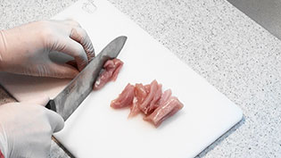 鶏肉は繊維に沿ってそぎ切りにする