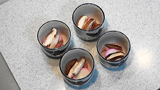 茶碗蒸しの器に具を4等分して入れる