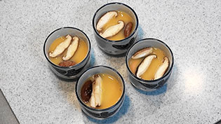 卵液を器の8分目くらいまで注ぐ