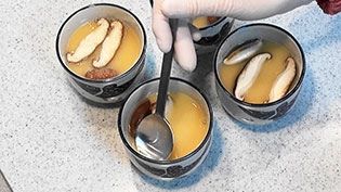 泡が出たらスプーンですくい取る