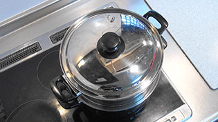 蒸し器のふたをして強火で3分加熱する