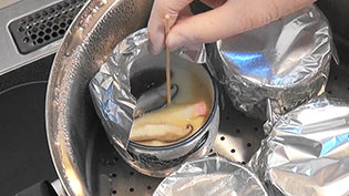 竹串を真ん中に刺してみて、卵液がついてこなければ蒸しあがり